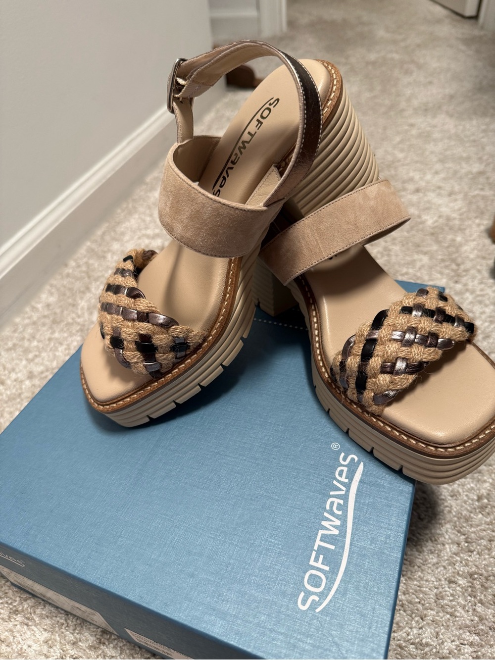 NWT SOFTWAVES SHOES BLAIR SANDALS!